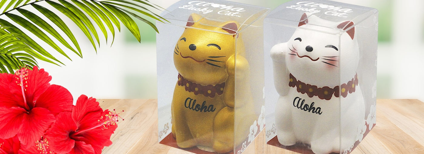 Hawaiian cat figurines with word aloha flowers and palm leaf banner