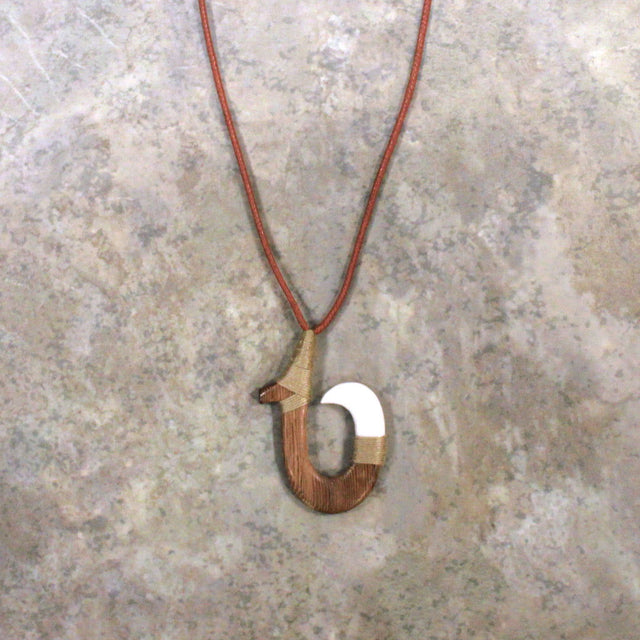 Adjustable necklace featuring a brown wood and bone hook design, showcasing a stylish and natural-inspired look ideal for any outfit.